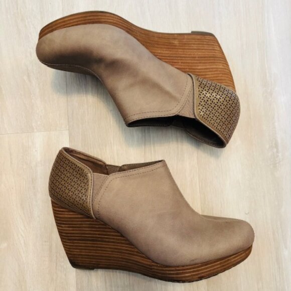 Dr. Scholls Taupe Harlow Wedge Booties size 11 - Picture 3 of 7